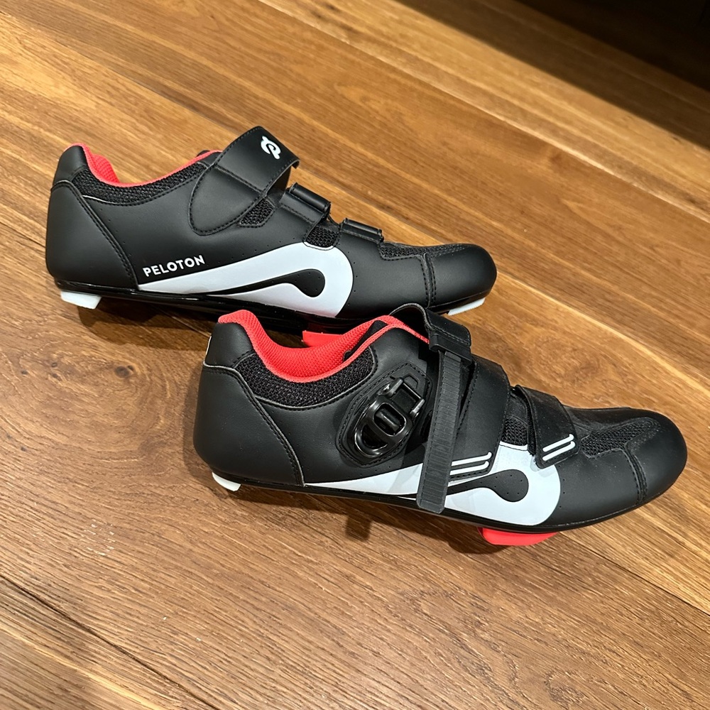PELETON Men’s Cycling Shoes in Size 44 (10.5). In BRAND NEW Condition.